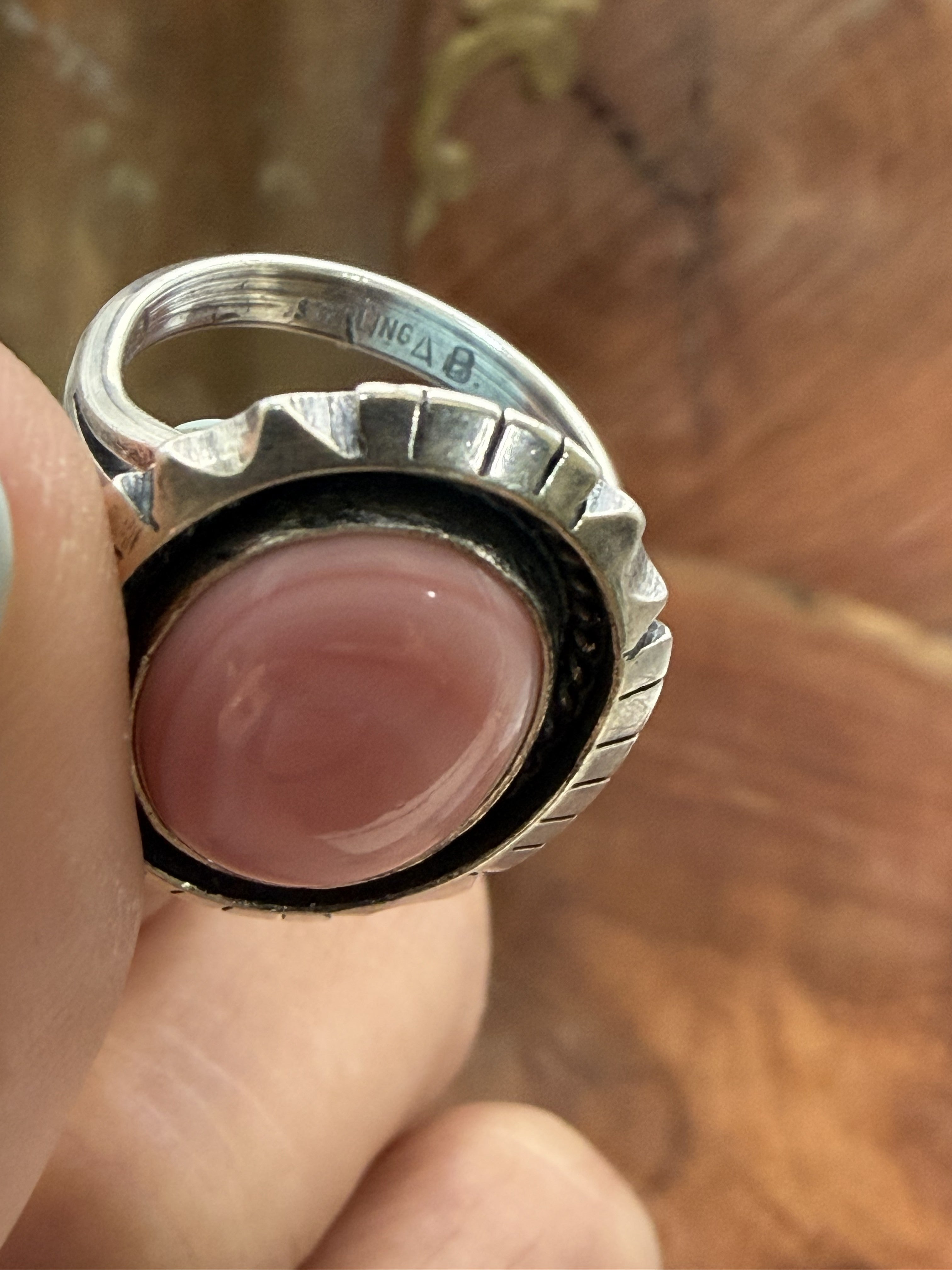 *Native American Made*  Navajo Amos Begay:  Pink Conch Oval with Scalloped Edge Ring