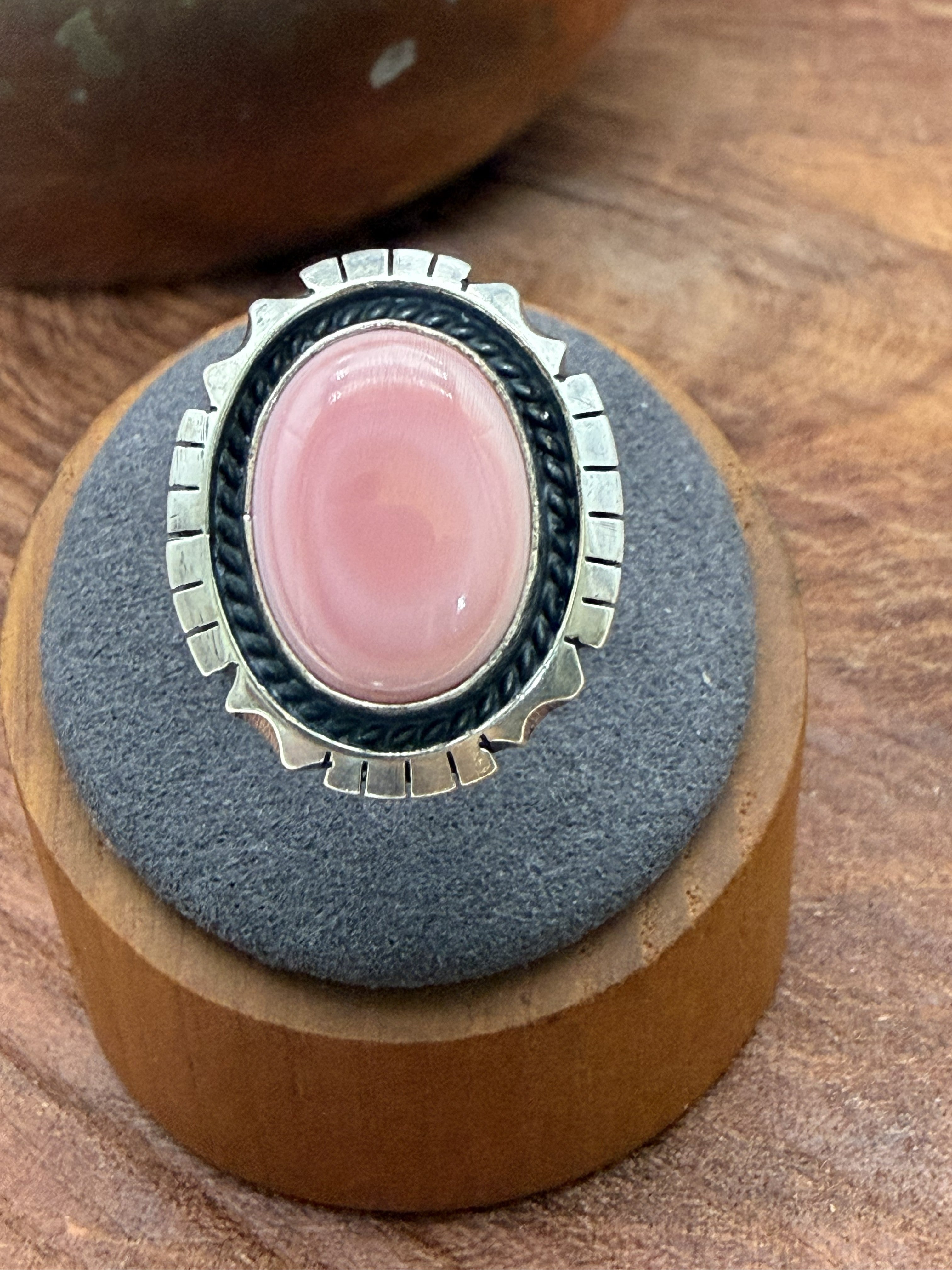 *Native American Made*  Navajo Amos Begay:  Pink Conch Oval with Scalloped Edge Ring