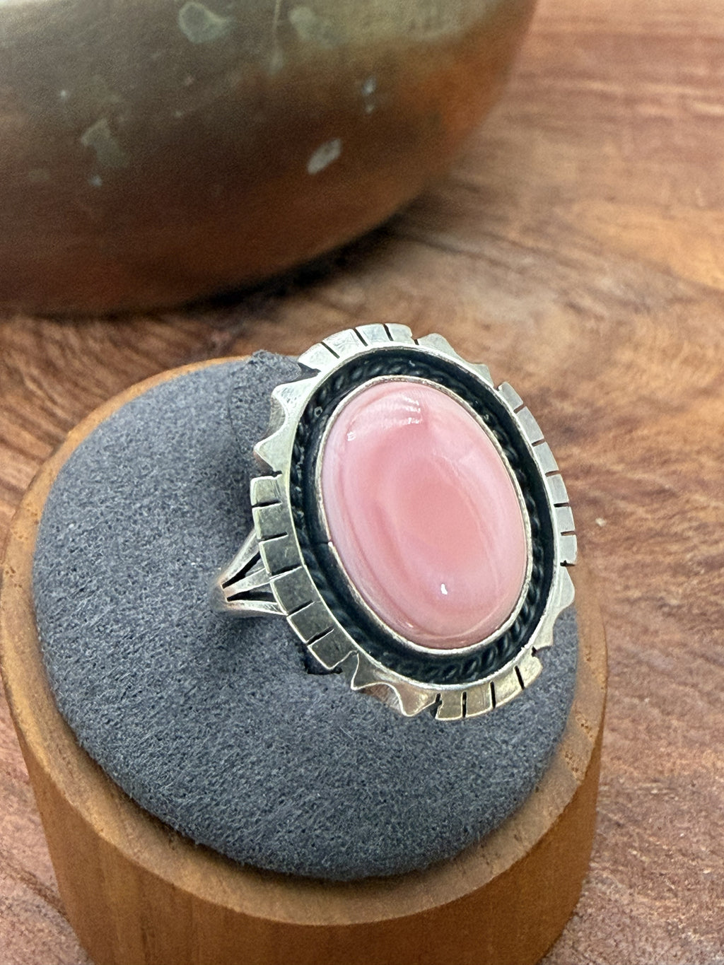 *Native American Made*  Navajo Amos Begay:  Pink Conch Oval with Scalloped Edge Ring