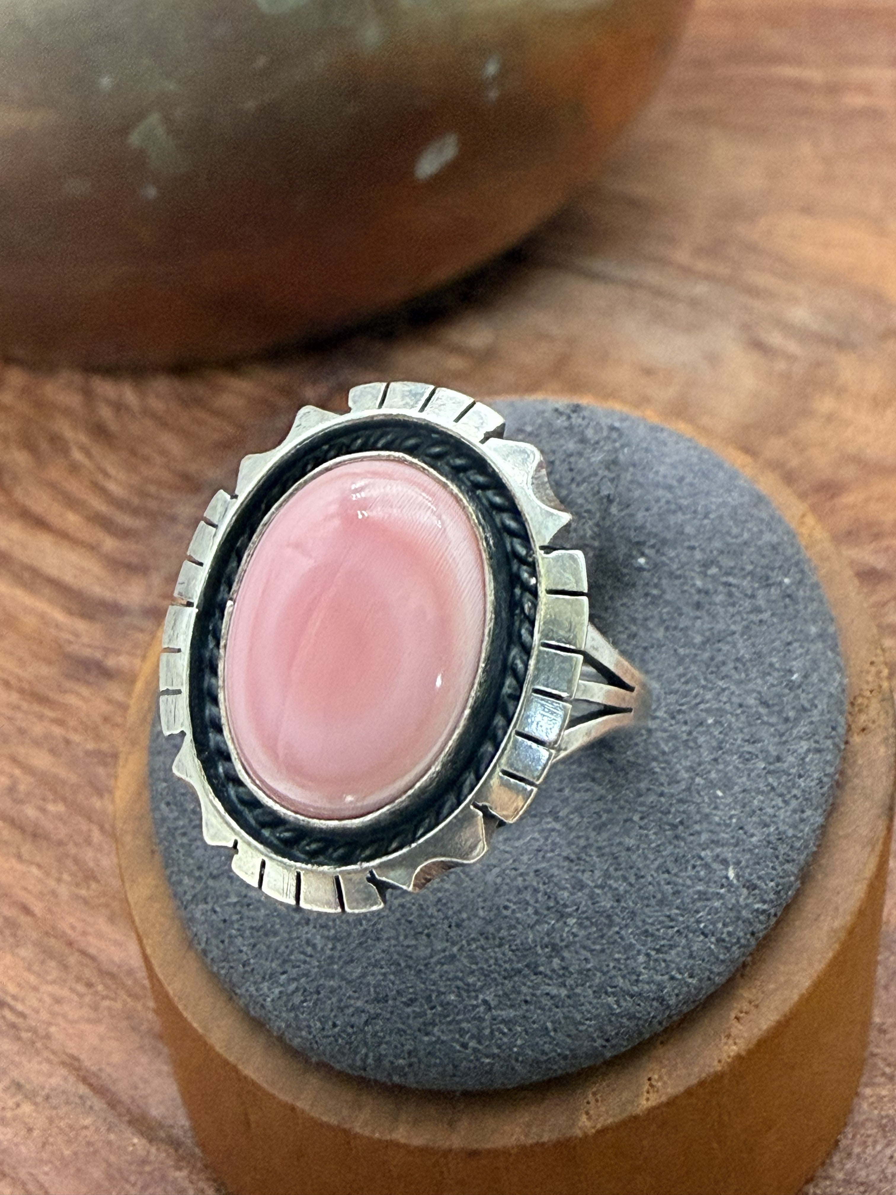 *Native American Made*  Navajo Amos Begay:  Pink Conch Oval with Scalloped Edge Ring